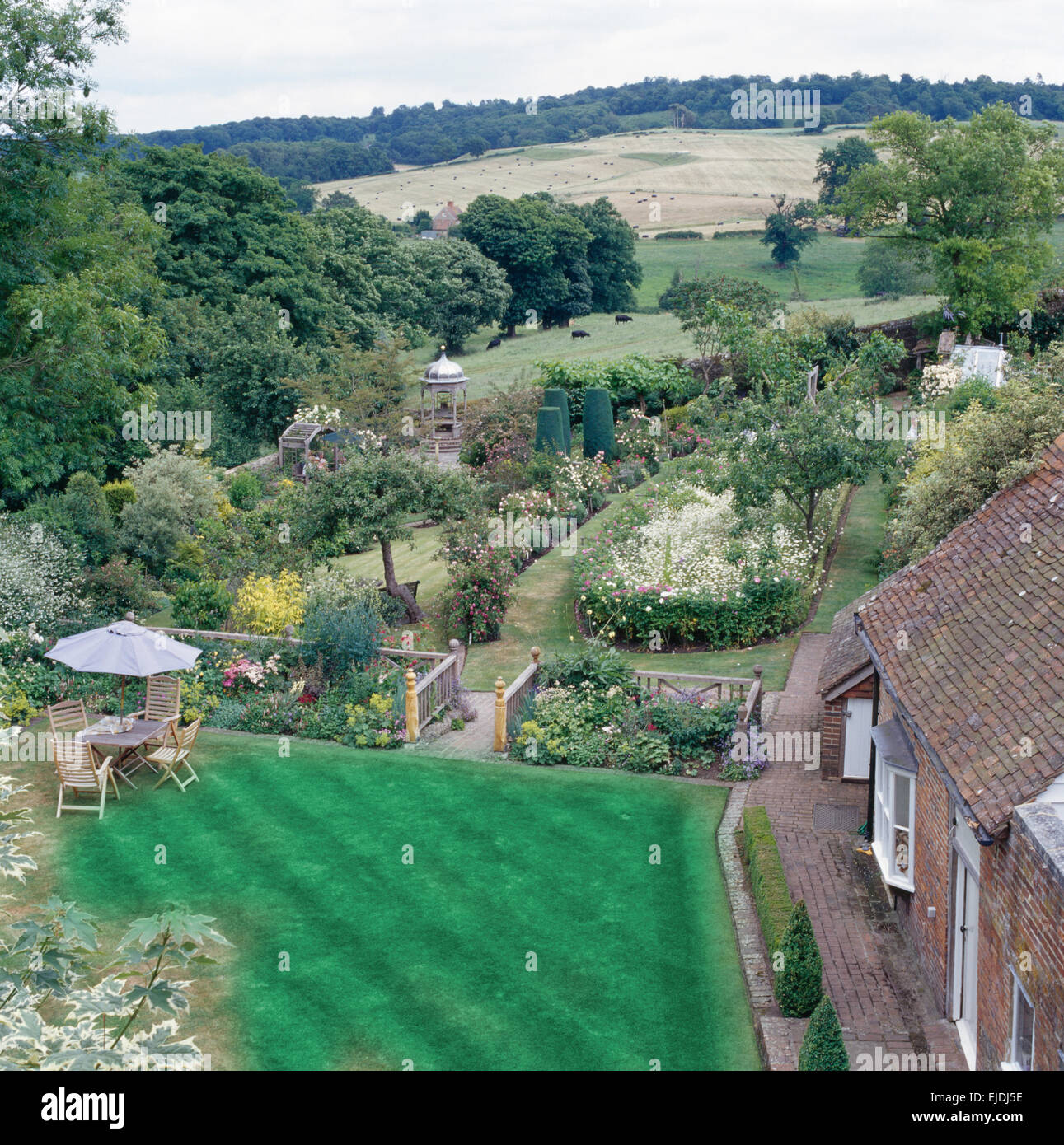 Birdseye Blick auf großen Bauerngarten mit frisch gemähtem Rasen und Blick auf die Landschaft Stockfoto