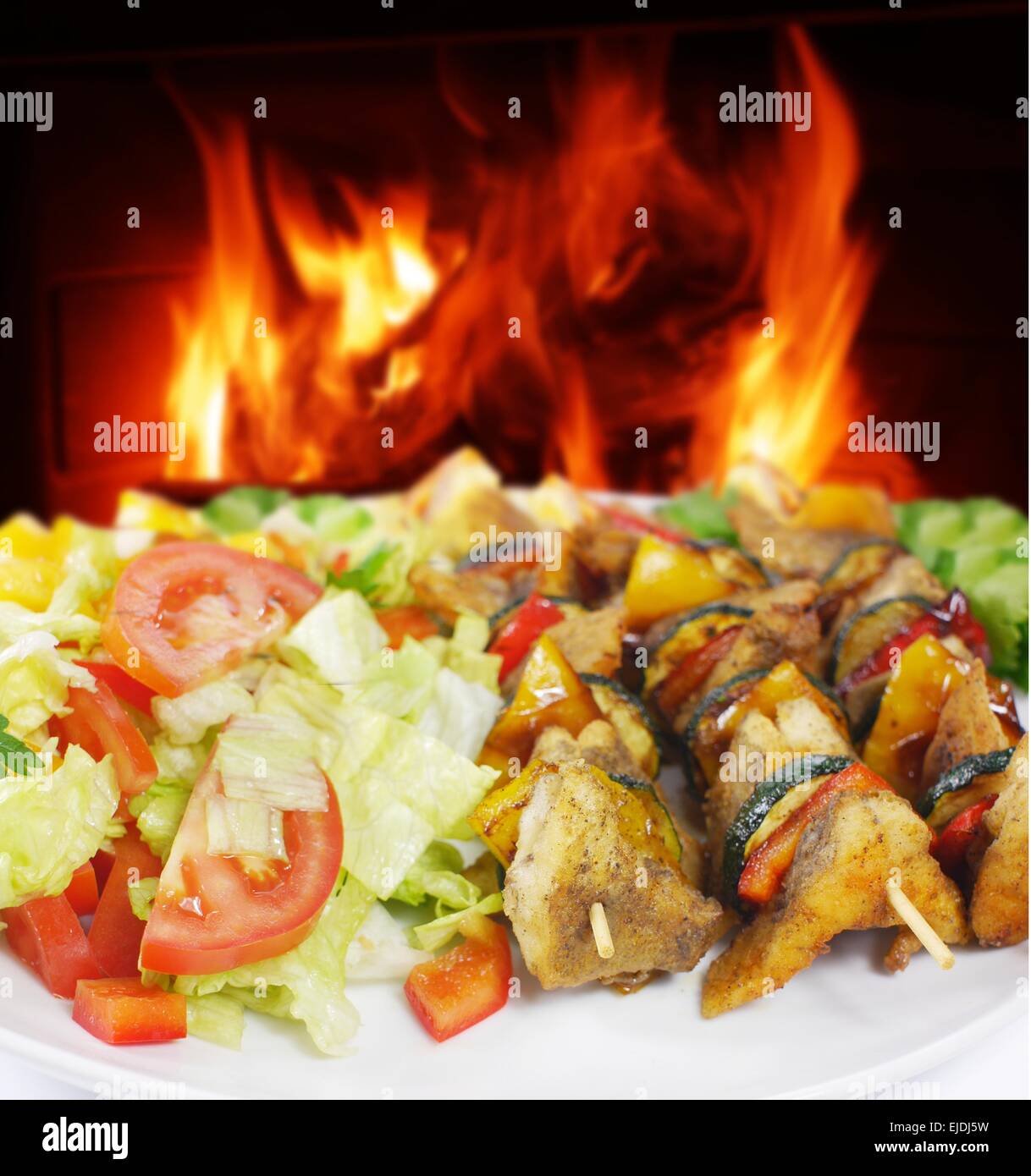 Fisch-Schaschlik mit Gemüse auf Feuer Hintergrund Stockfoto