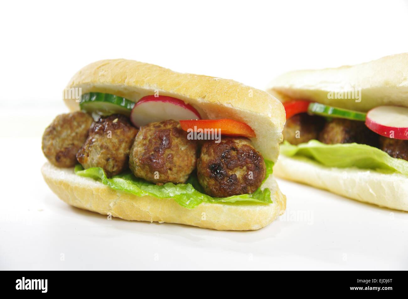 appetitliche Sandwich mit Fleisch und Salat Stockfoto