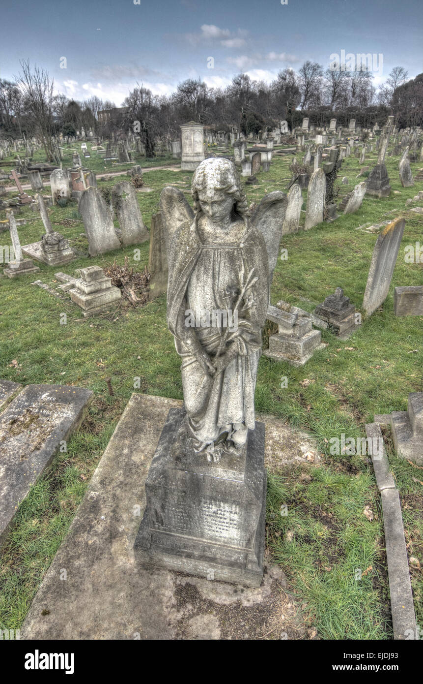 Skulptur des Engels im Friedhof Stockfoto