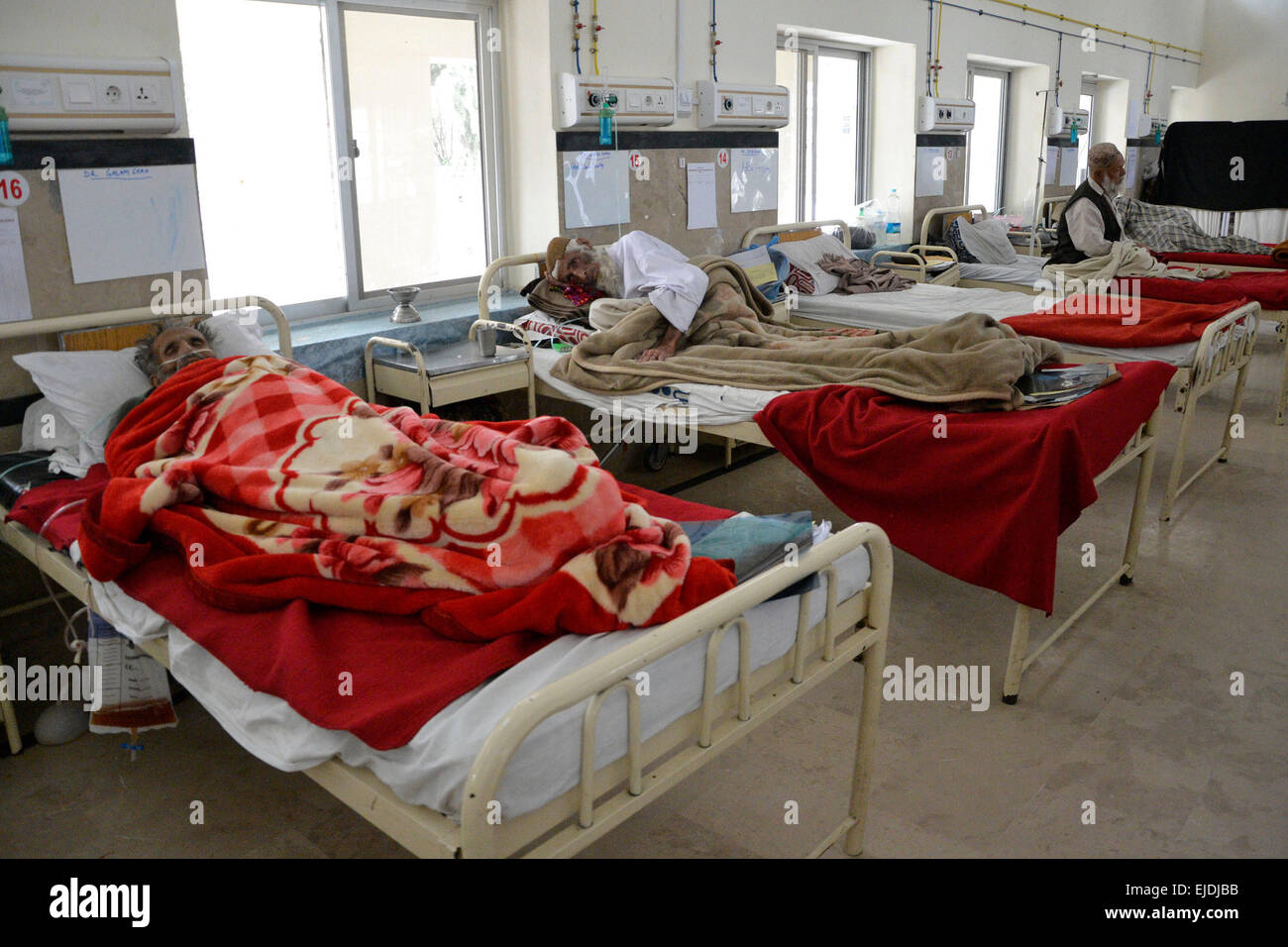 (150324)--QUETTA, 24. März 2015 (Xinhua)--Tuberkulose-Patienten erhalten ärztliche Behandlung in einem Krankenhaus auf Welt-Tuberkulose-Tag im Südwesten Pakistans Quetta am 24. März 2015. Der Welt-Tuberkulose-Tag wird jährlich markiert, um Bewusstsein über die globale Epidemie Krankheit Tuberkulose zu bauen. (Xinhua/Asad) Stockfoto