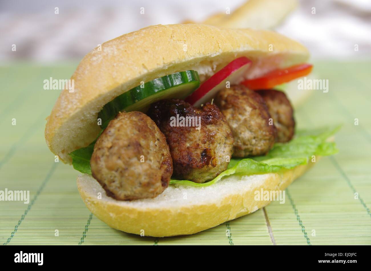 appetitliche Sandwich mit Fleisch und Salat Stockfoto