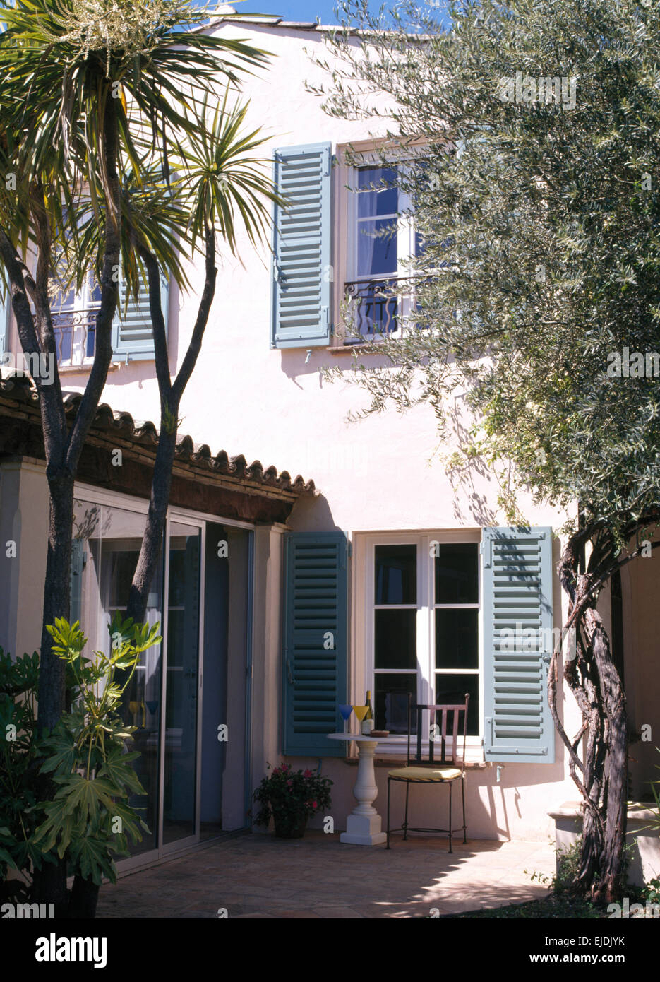 Außenseite des französischen Landhaus-Villa mit blassen blauen Fensterläden Stockfoto