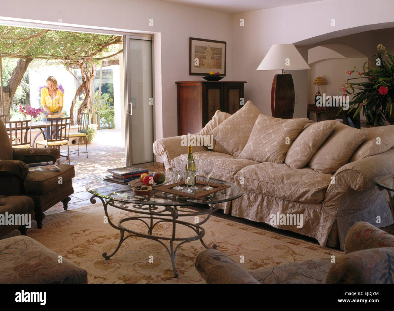 Glas gekrönt, Couchtisch und große Beige Sofa mit in französische ... Glas gekrönt, Couchtisch und große Beige Sofa mit in französische ...