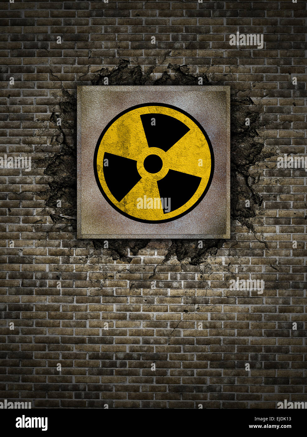 Symbol der atomaren Gefahr auf einer alten Mauer Stockfoto