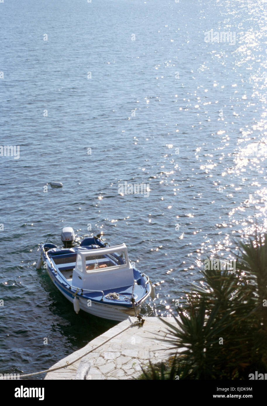 Birdseye Blick auf Boot vertäut am Steg auf der Insel Korfu Stockfoto
