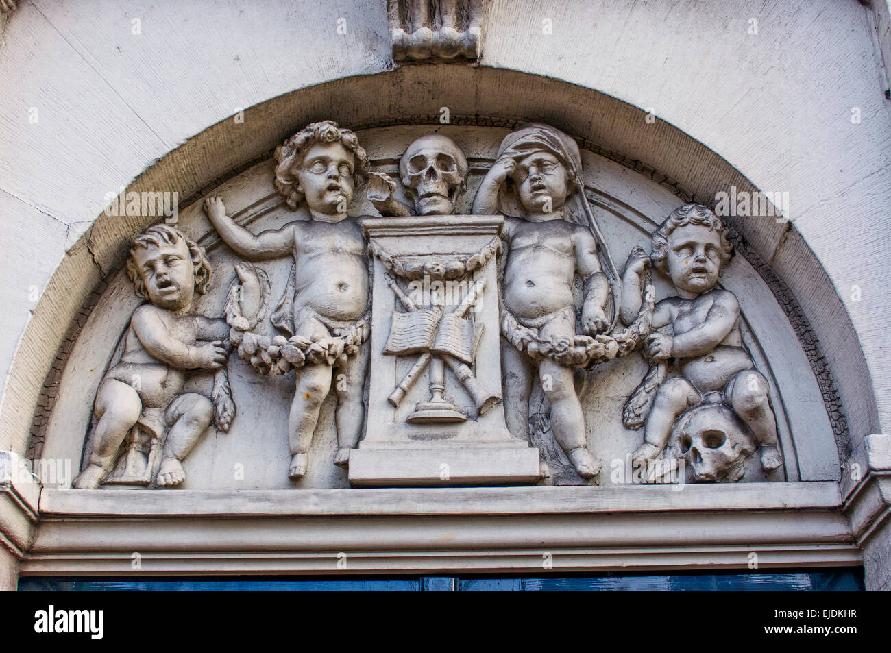 Tod im Zusammenhang mit Skulptur über eine Seitentür der Wahrzeichen Westerkirke Kirche in Amsterdam. Stockfoto