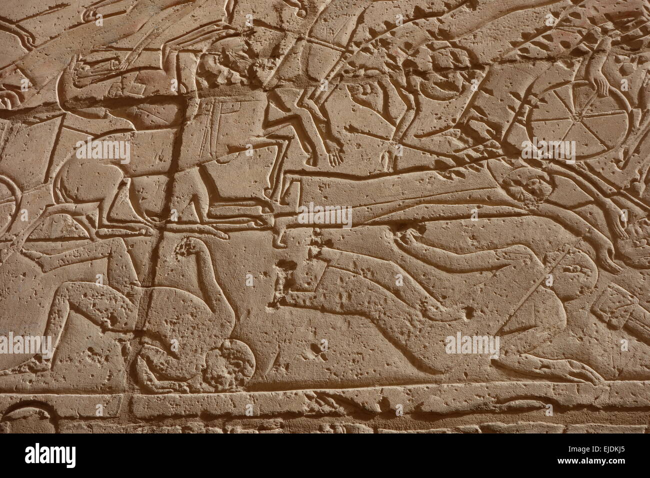 Ägypten, Tal der Könige-Bereich. Ramesseum Tempel zeigt heftige Schlacht Aufzucht Pferde gefallenen Krieger. Eingeschnittene Stein ornament Stockfoto