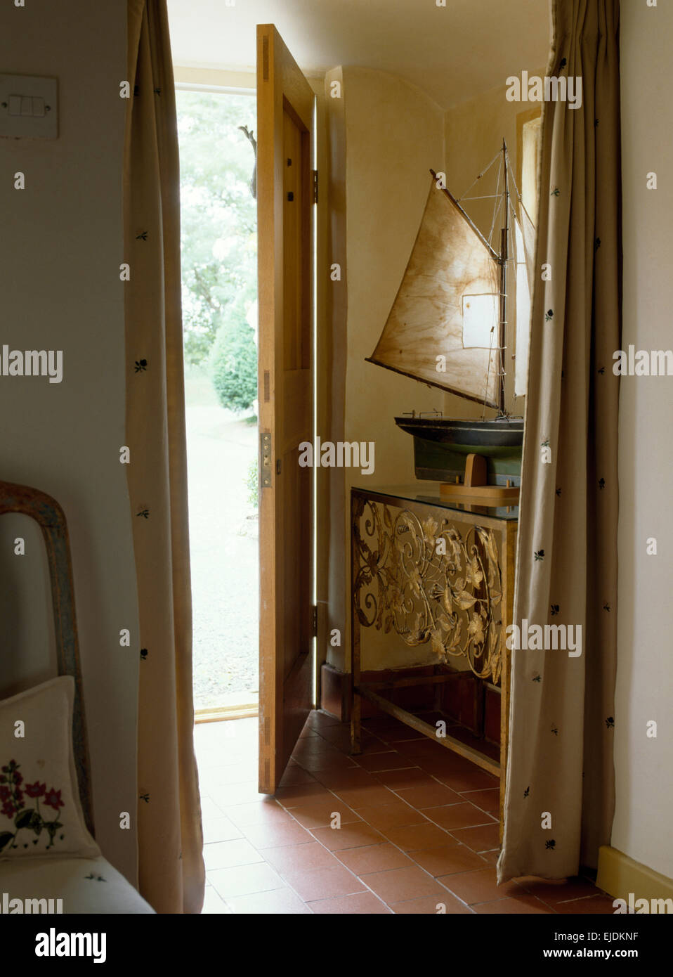 Offene Tür im kleinen Saal mit Modell Schiff verzierten Metall Konsolentisch Stockfoto