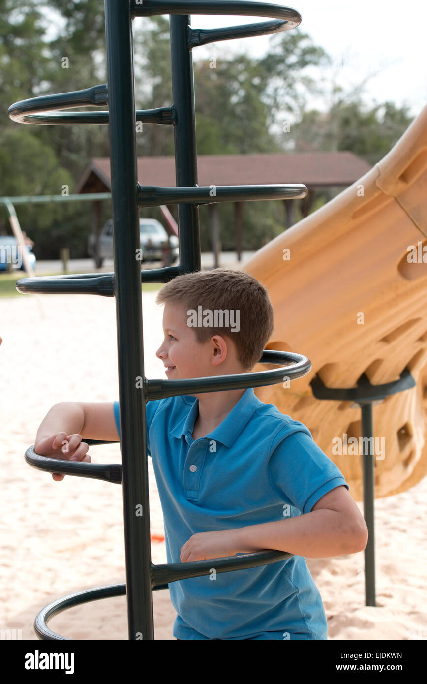 Kleiner Junge spielt im Park Spielplatz Stockfoto