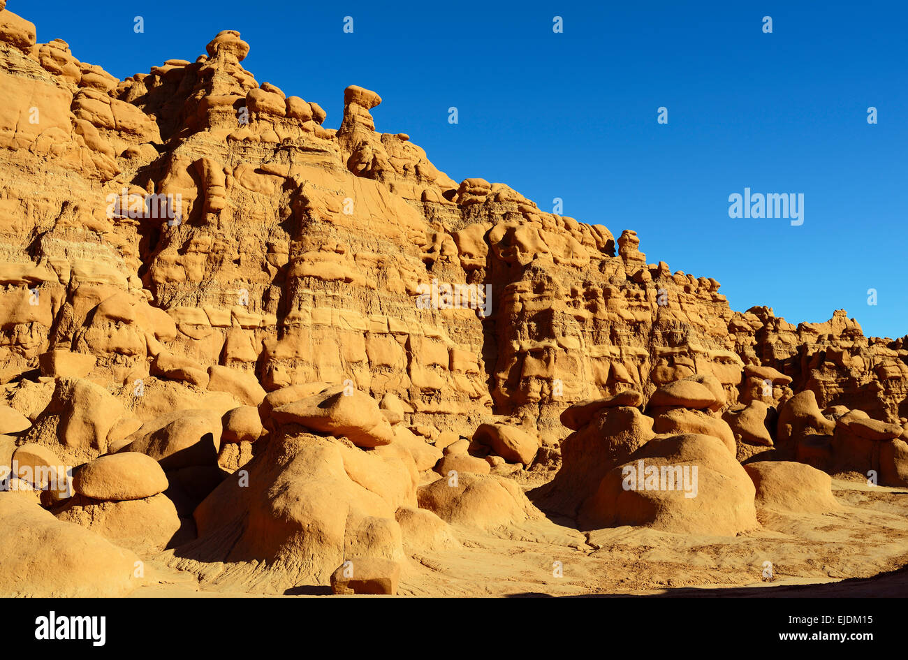 Goblin Valley State Park in Utah, USA, eine seltsame Landschaft von rot und orange Felsformationen, die von Erosion gebildet. Stockfoto