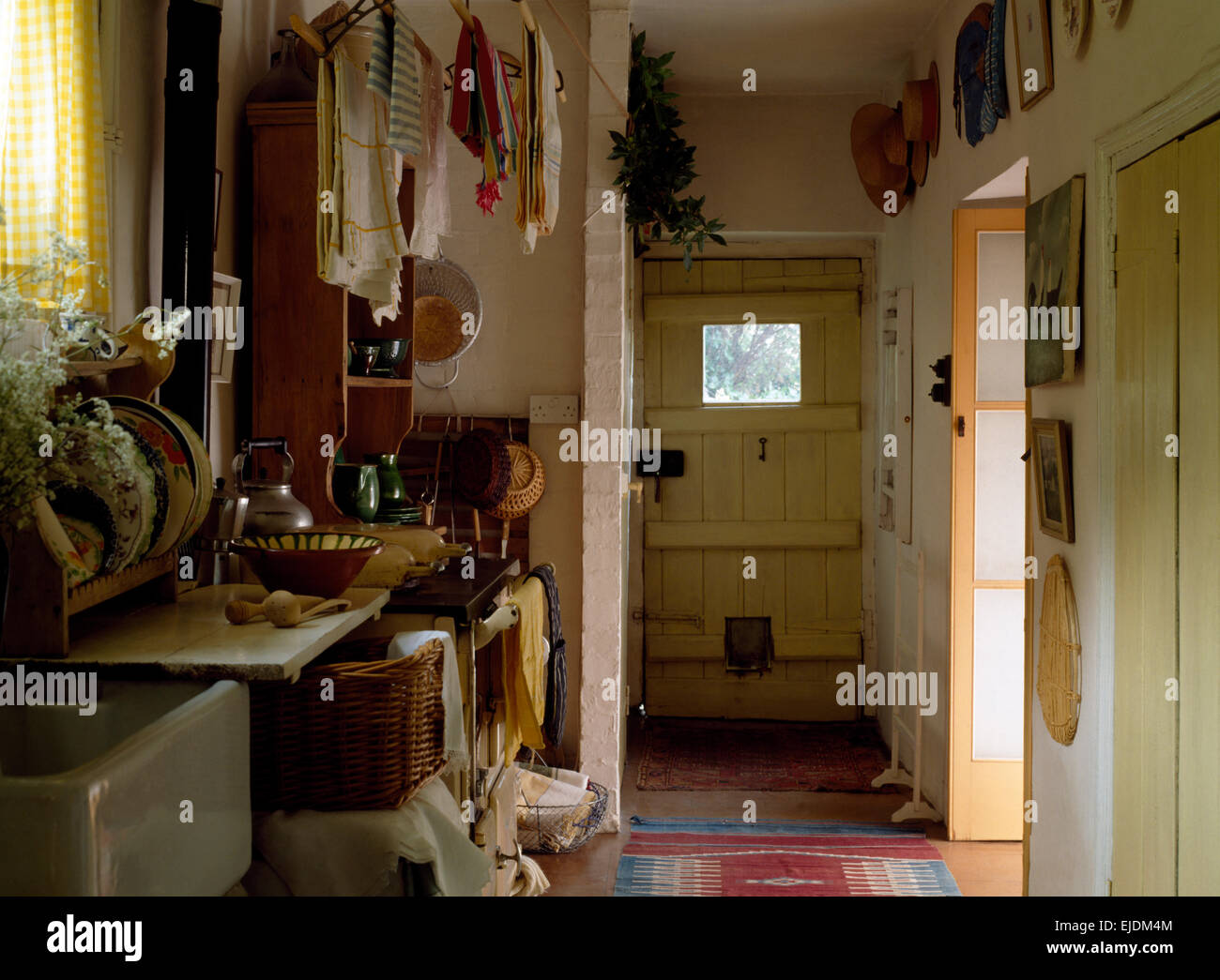 Neunziger Jahre überladen Cottage-Küche mit Waschmaschine Lüften am Wäscheständer Stockfoto