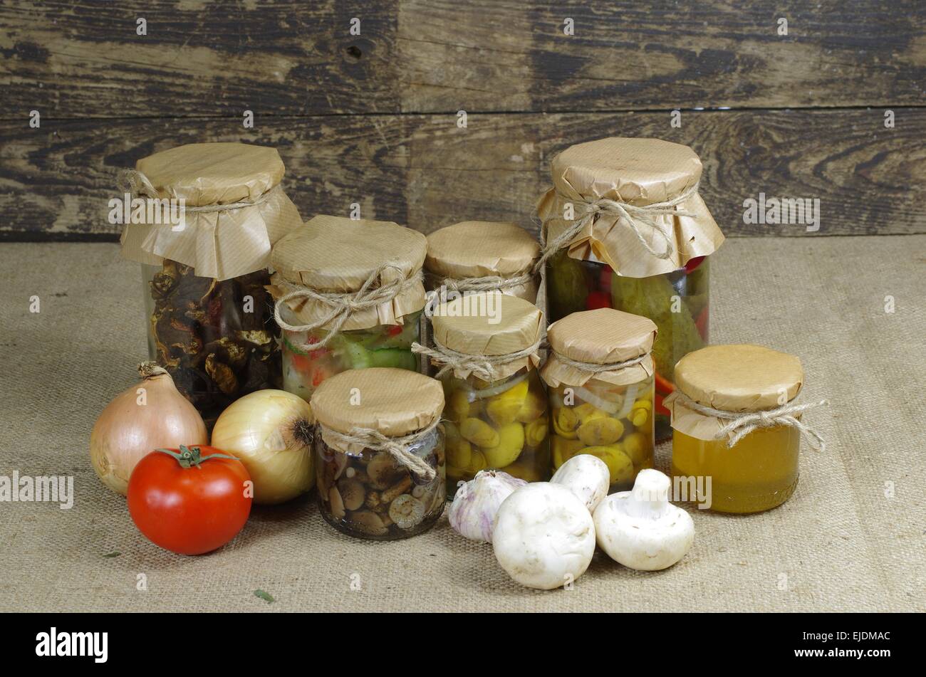 Gläser von erhaltenen konservierte Gemüse und Honig Stockfoto