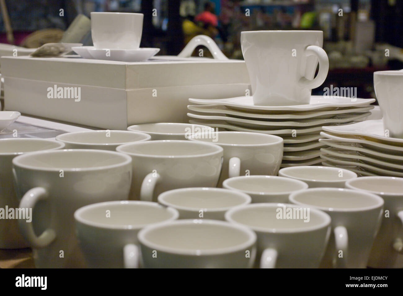 Ladentheke mit vielen weißen Tassen bereit zu verkaufen, Nahaufnahme Schuss Stockfoto