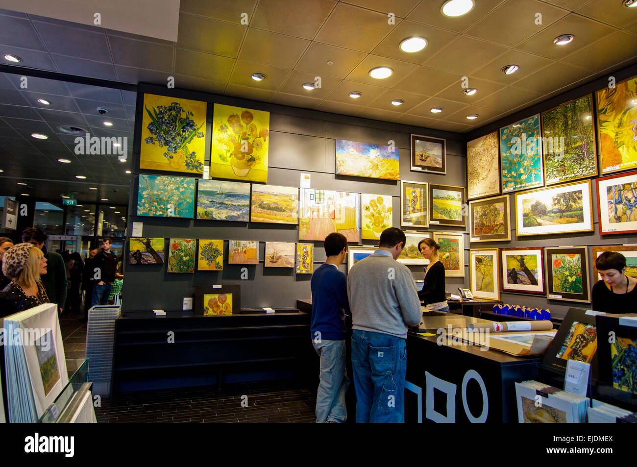 Die großen und belebten Van Gogh Museumsshop und Buchhandlung in Amsterdam. Stockfoto
