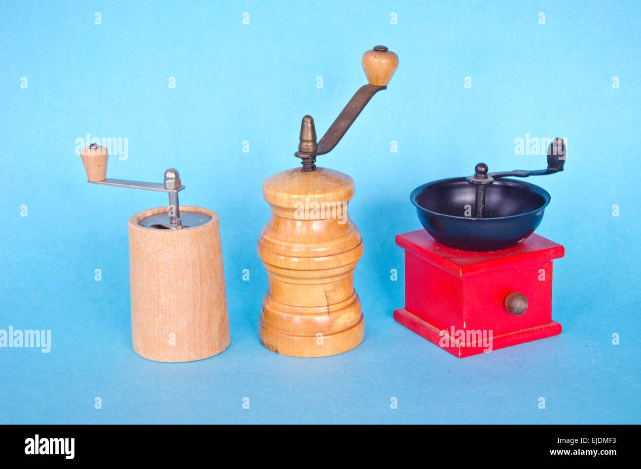 drei Gewürze aus Holz Vintage Pfeffermühle auf blauem Hintergrund Stockfoto