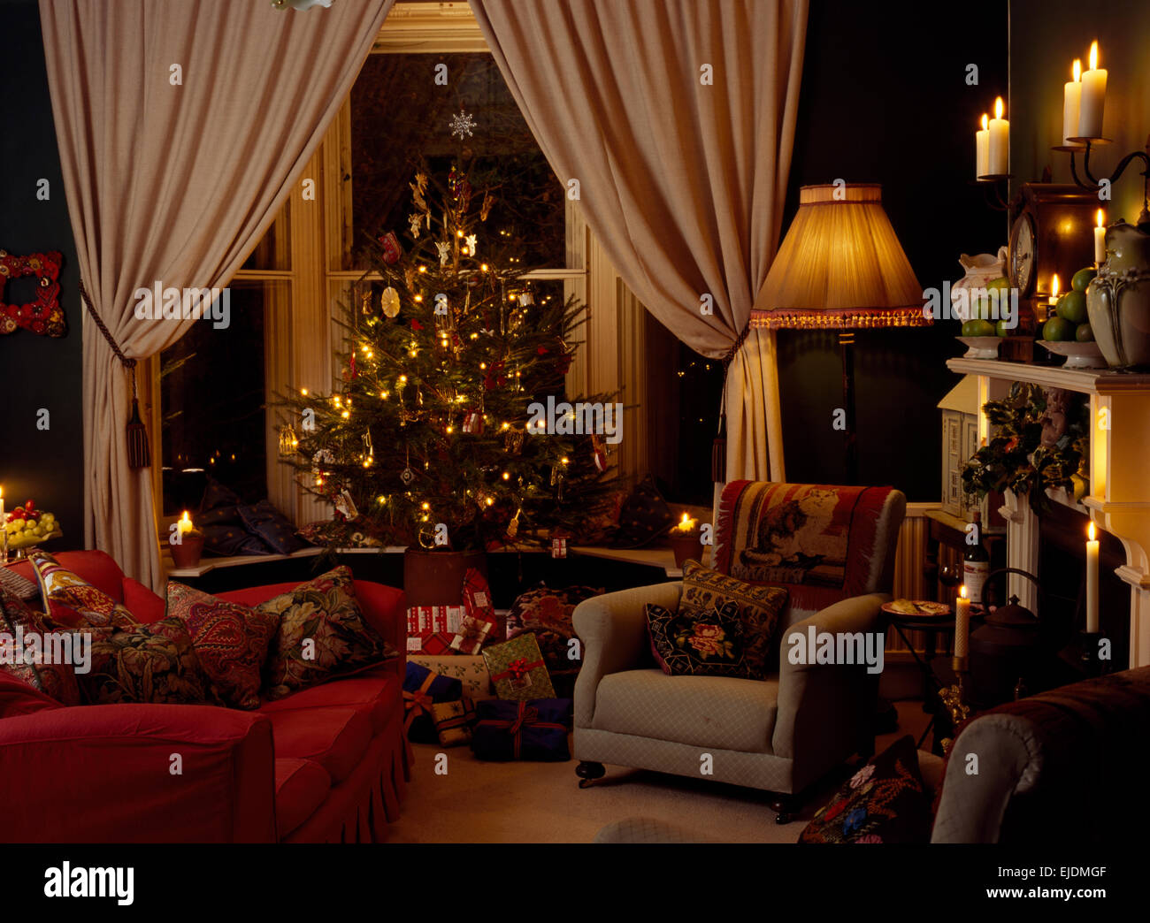 Kerzen und geschmückter Weihnachtsbaum in komfortablen 80er Jahre Wohnzimmer Stockfoto