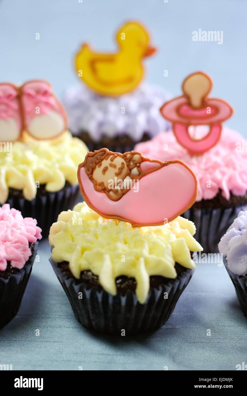 Cupcakes dekoriert mit einem Baby-Mädchen-design Stockfoto