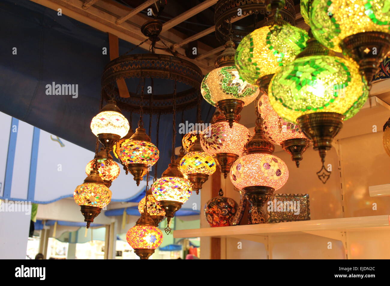 die schönen handgefertigten türkischen Lampen im "Dubai Global Village" angezeigt wird Stockfoto
