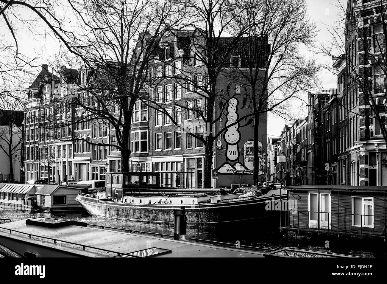 Kanalboote im Winter in Amsterdam. Schwarz und weiß. Stockfoto