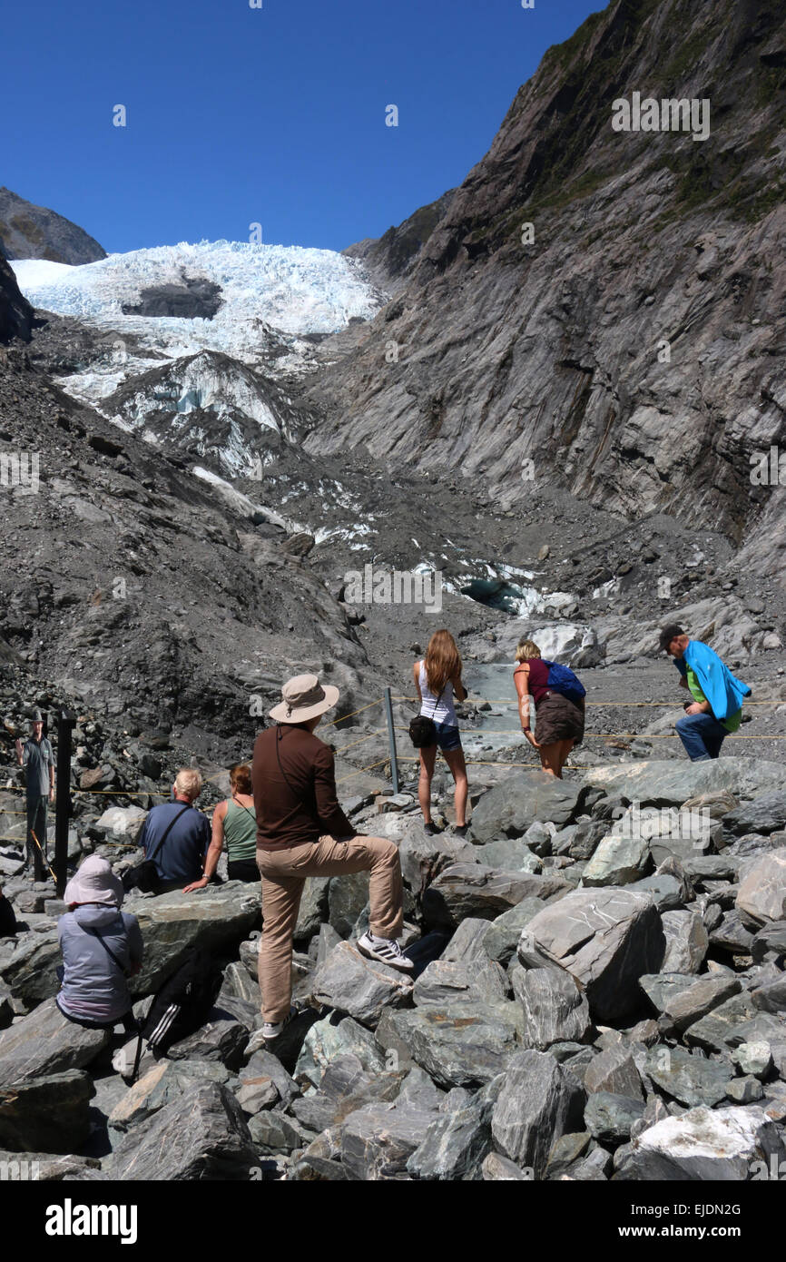 Touristen, die gerne am Franz Josef Gletscher New Zealand Stockfoto