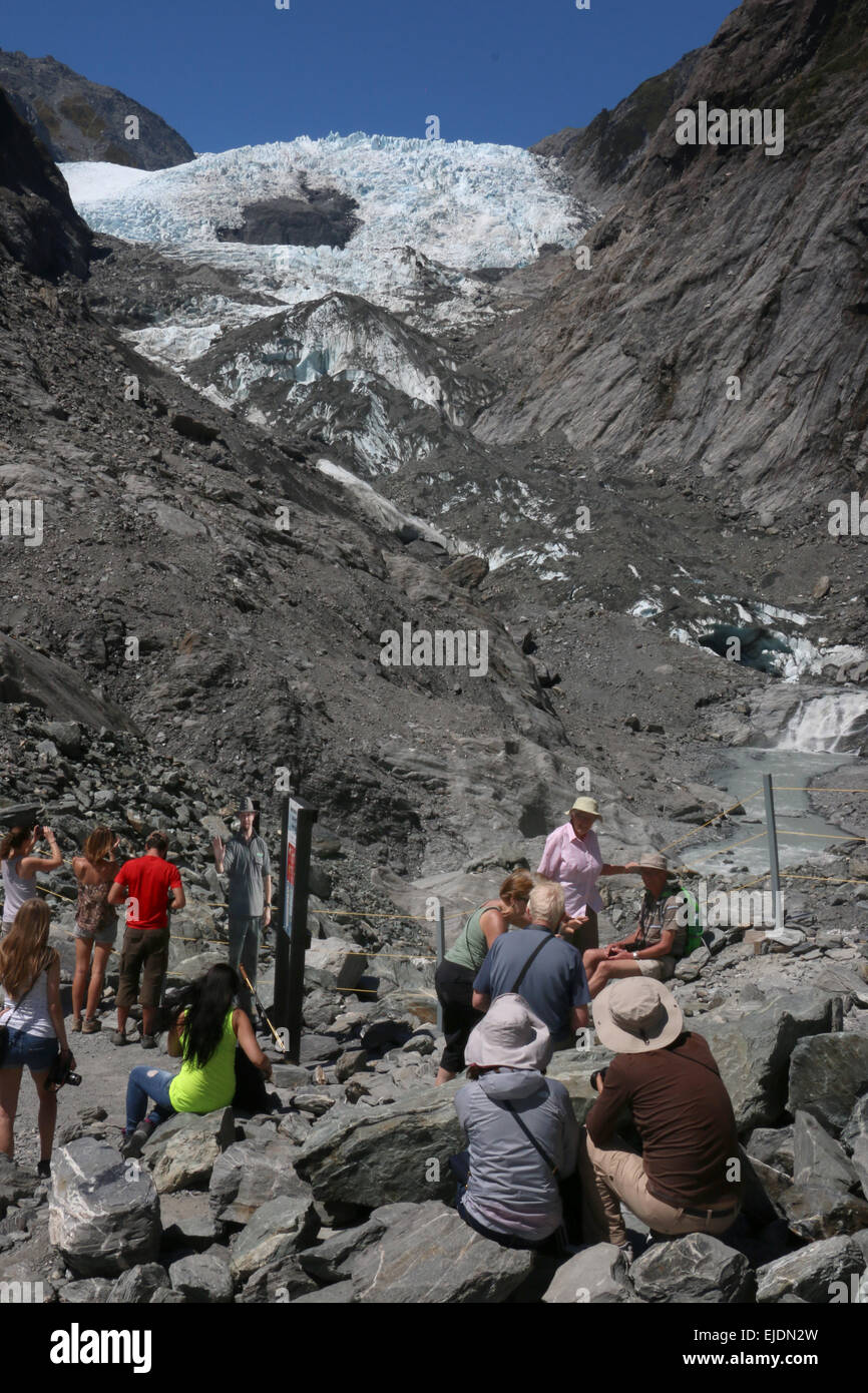 Touristen, die gerne am Franz Josef Gletscher New Zealand Stockfoto