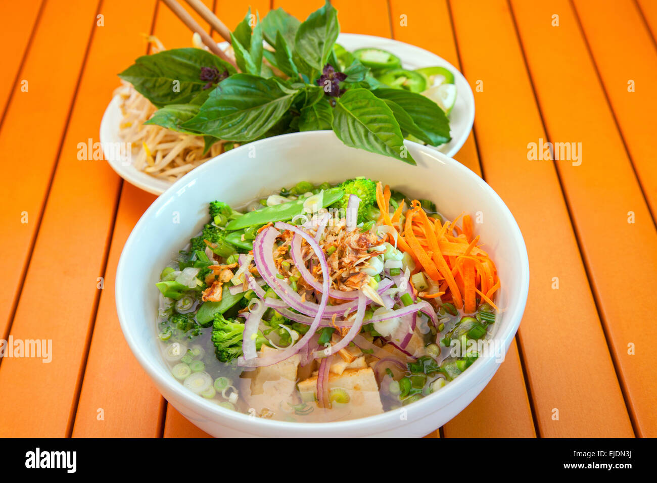 Vegane vietnamesische Pho-Suppe mit Tofu. Stockfoto