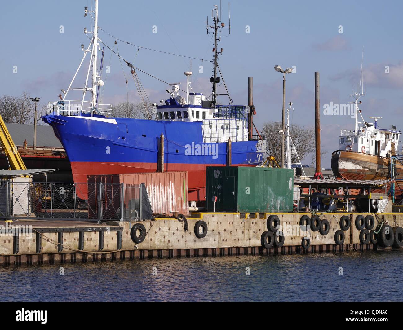 Angelboot/Fischerboot in der Werft auf Himmelshintergrund Stockfoto