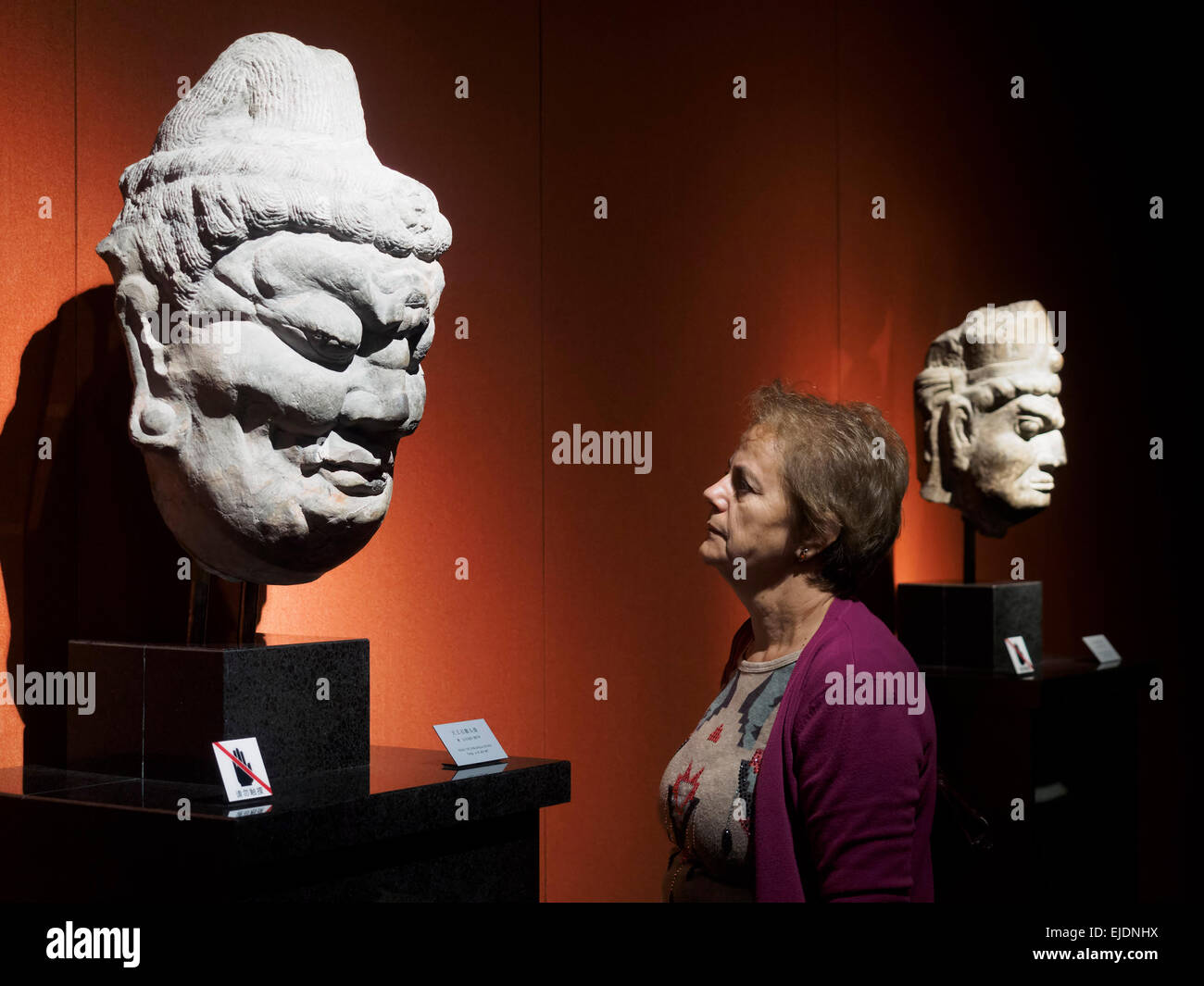 Frau bewundern, alten chinesischen Kunst im Shanghai Museum in Shanghai, China Stockfoto