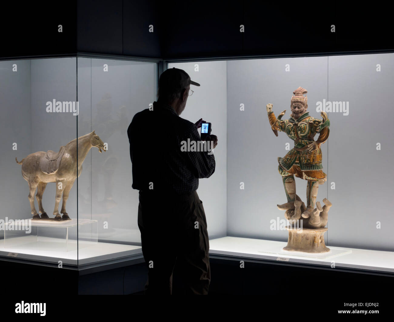 Touristen fotografieren einer Statue an der Galerie der alten chinesischen Skulptur im Shanghai Museum in Shanghai, China Stockfoto