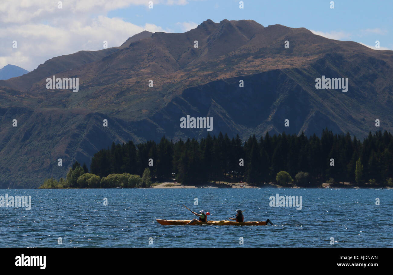Kajakfahrer am Lake Wanaka, Otago Lakes Region Neuseeland Stockfoto