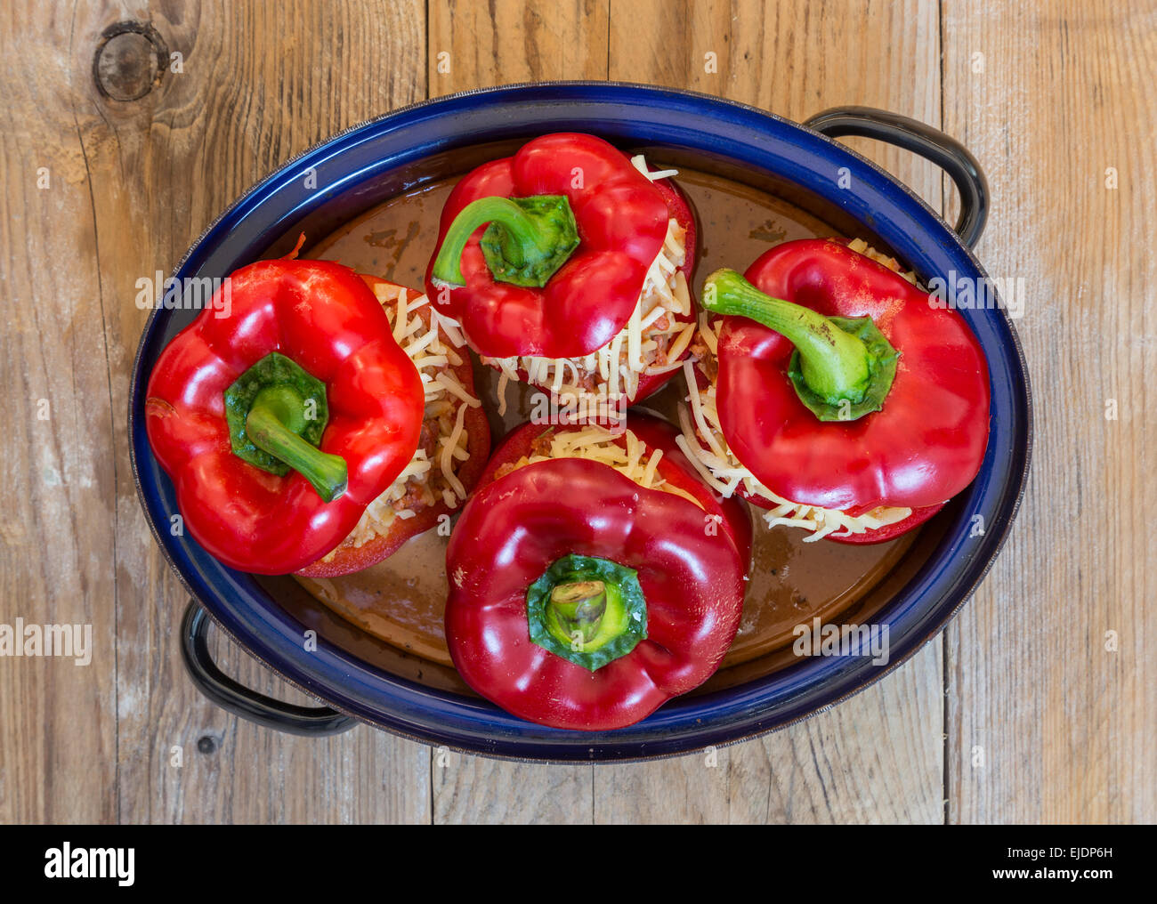 Gefüllte Paprika mit Fleischsauce und Käse gebacken. Stockfoto