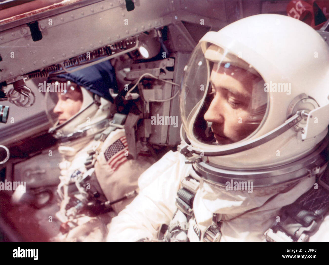 Astronauten-Edward H. White II und James A. McDivitt in das Raumschiff Gemini IV warten auf abheben. Stockfoto