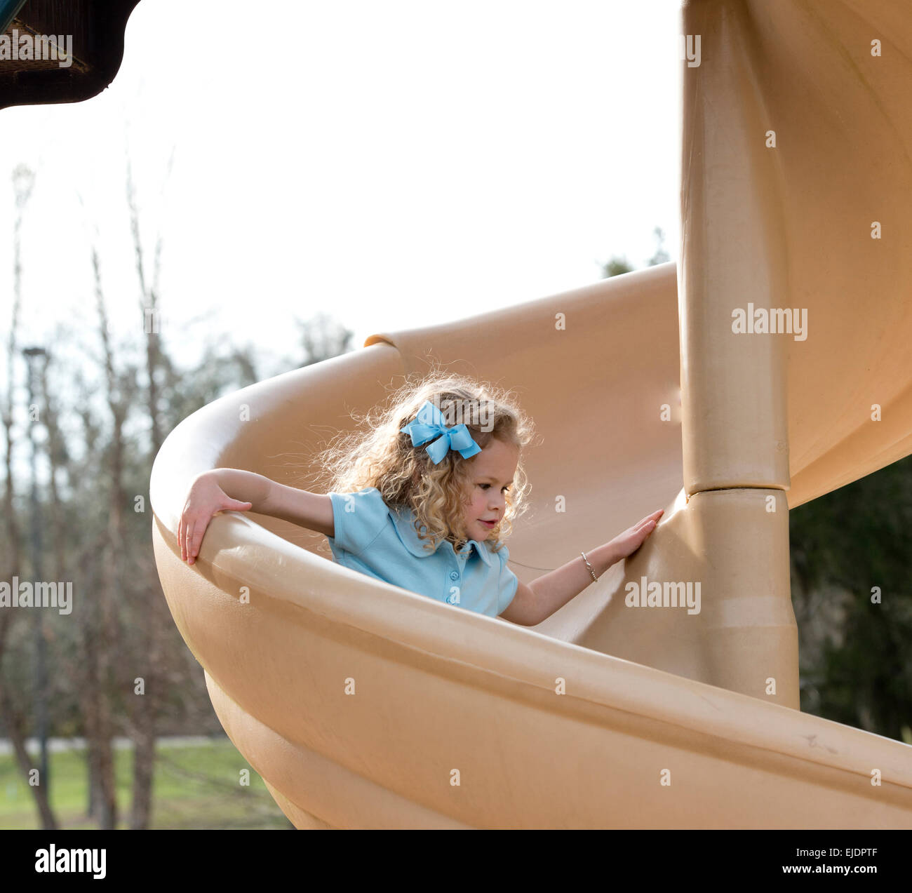 Vier Jahre altes Mädchen hinunter Folie am Park Spielplatz Stockfoto