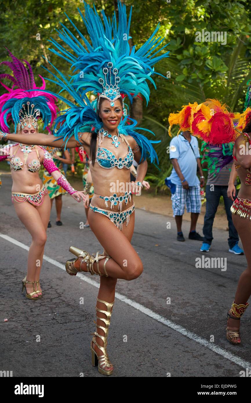 Brasilianische Tänzerin im Carnaval International de Victoria in Seychellen Stockfoto