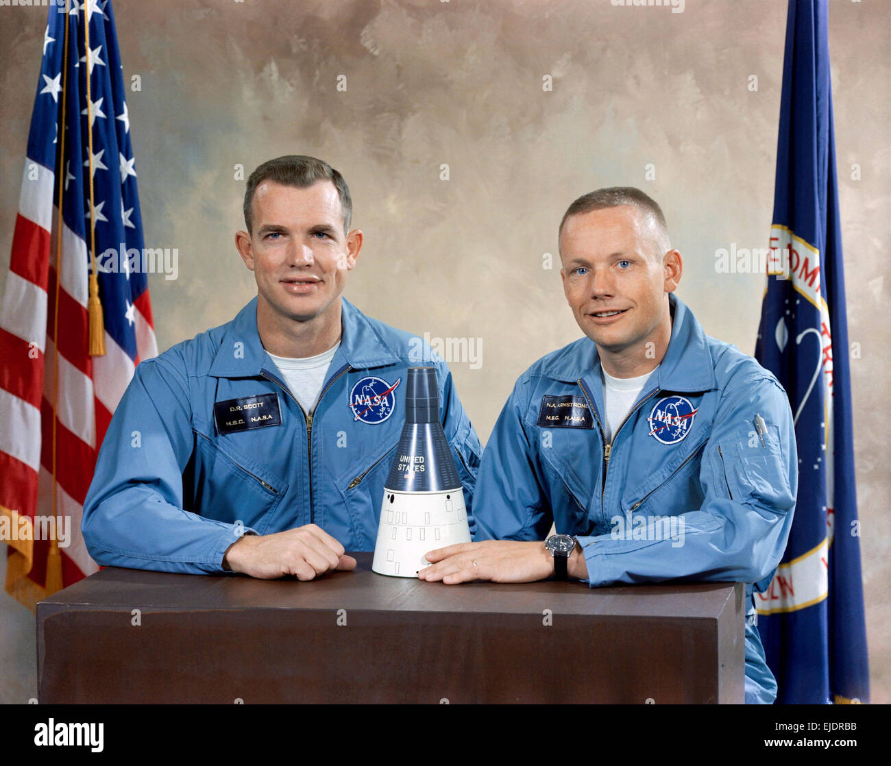 Gemini VIII Crew, Astronauten David, Pilot; und Neil A. Armstrong (rechts), Befehl Pilot, posieren mit Modell des Gemini-Raumschiffs nach an die Besatzung für die Mission Gemini VIII ausgewählt wird. Stockfoto