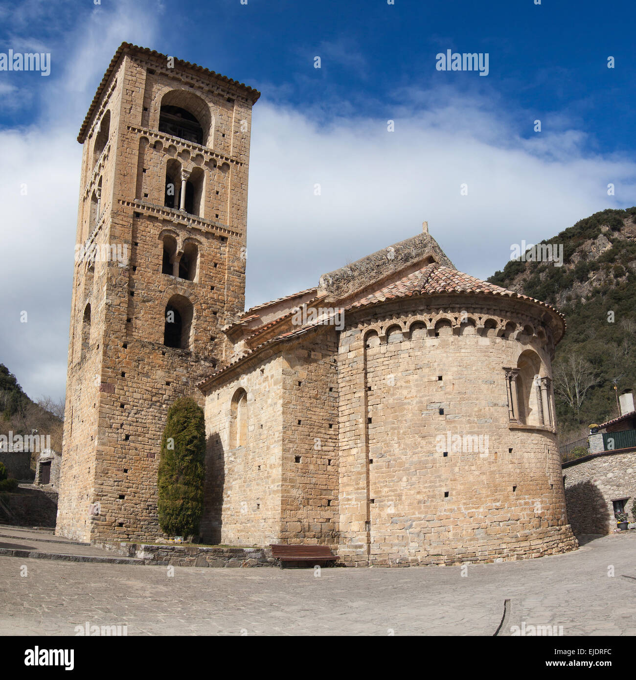 Katalanische romanische Kirche von Sant Cristófol in Beget, Provinz Girona, Catalonia. Stockfoto