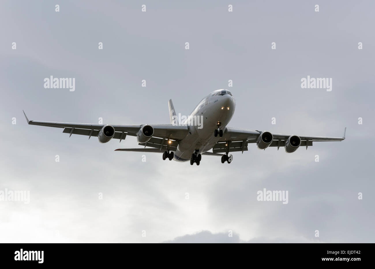 Flugzeug - Iliushin IL-96 - 300 - des - Cubana Airlines-Airline am Flughafen Madrid-Barajas - Adolfo Suarez - Landung. Stockfoto