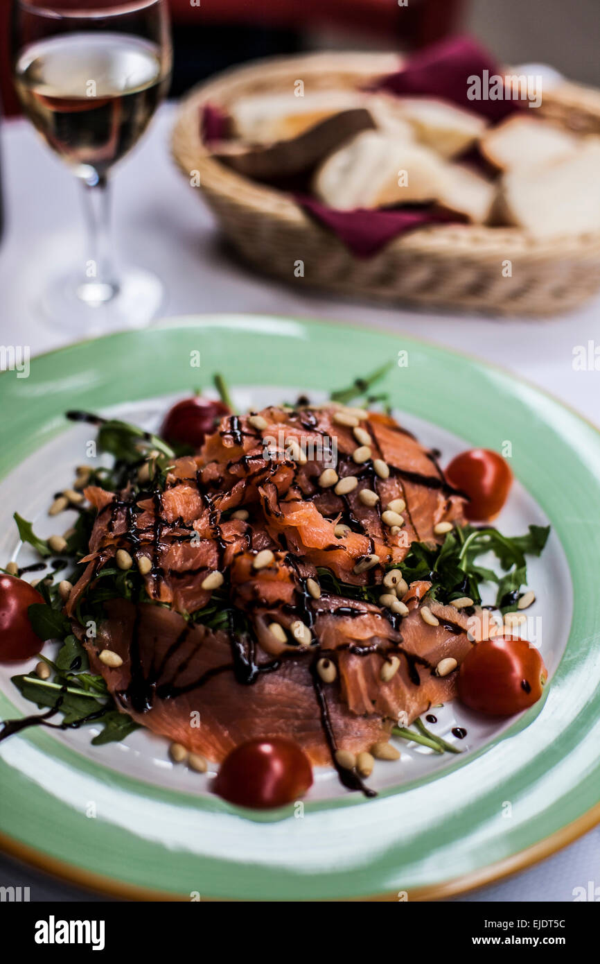 Lachssalat mit Weißwein Stockfoto