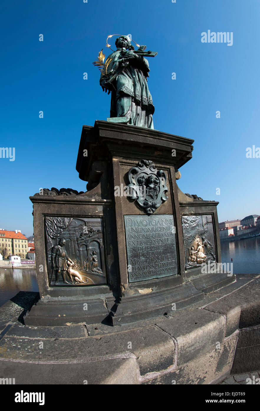 Statue von Johannes von Nepomuk von 1683 zur Karlsbrücke - Fischaugen-Objektiv Ansicht Stockfoto
