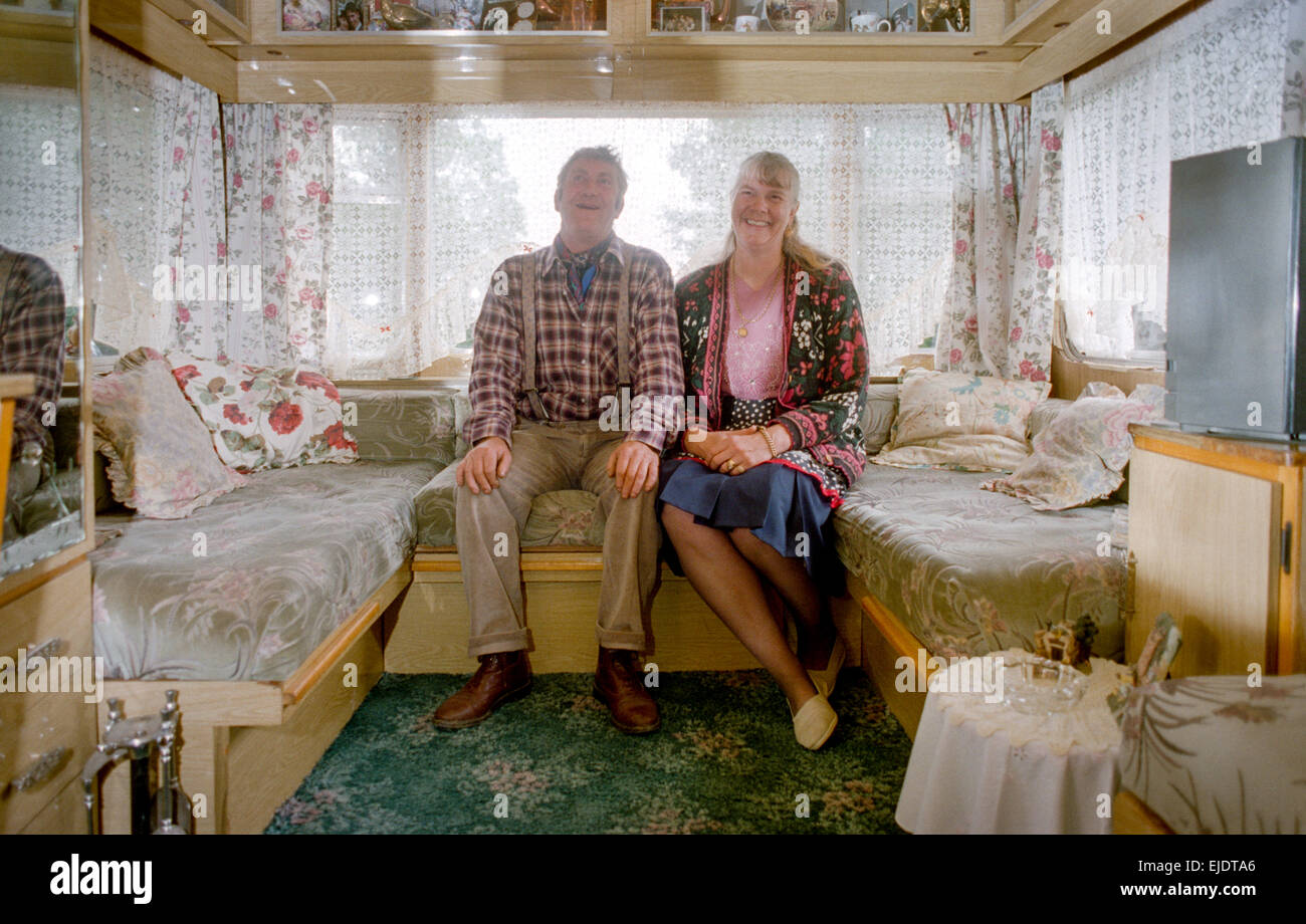 Herr und Frau John Smith, Roma-Zigeuner, die an einem festen Standort niedergelassen haben. Stockfoto