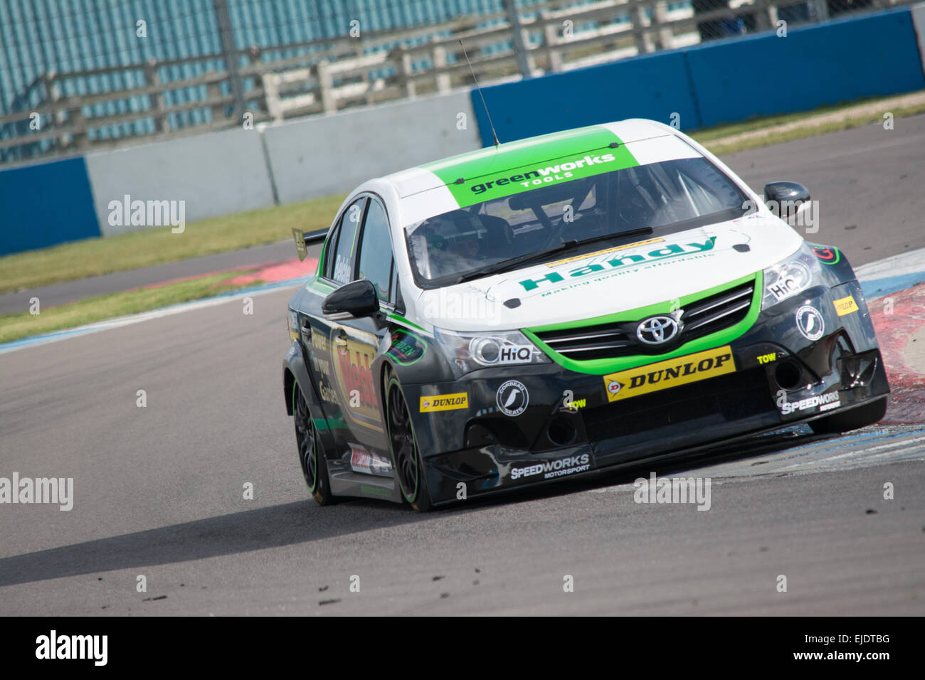Castle Donington, Vereinigtes Königreich. 24. März 2015. Simon Belcher in der handlichen Motorsport Toyota Avensis in Aktion während der Medientag 2015 Dunlop MSA British Touring Car Championship in Donington Park am 24. März 2015 in Castle Donington, England. Bildnachweis: Gergo Toth/Alamy Live-Nachrichten Stockfoto