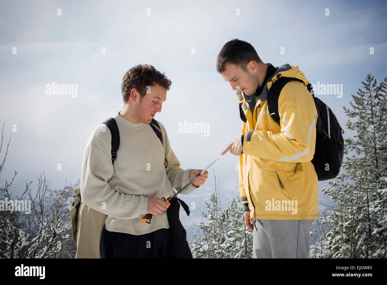 Zwei Wanderer untersuchen den Rand von machete Stockfoto