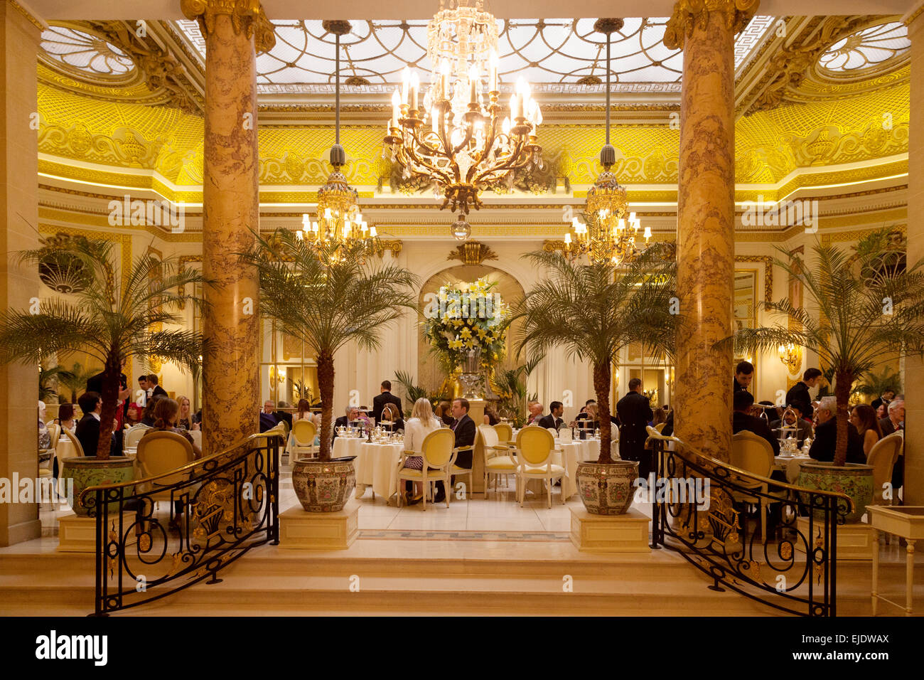 Menschen, die einen Nachmittagstee im Palm Court, Ritz Hotel, London, England UK Stockfoto