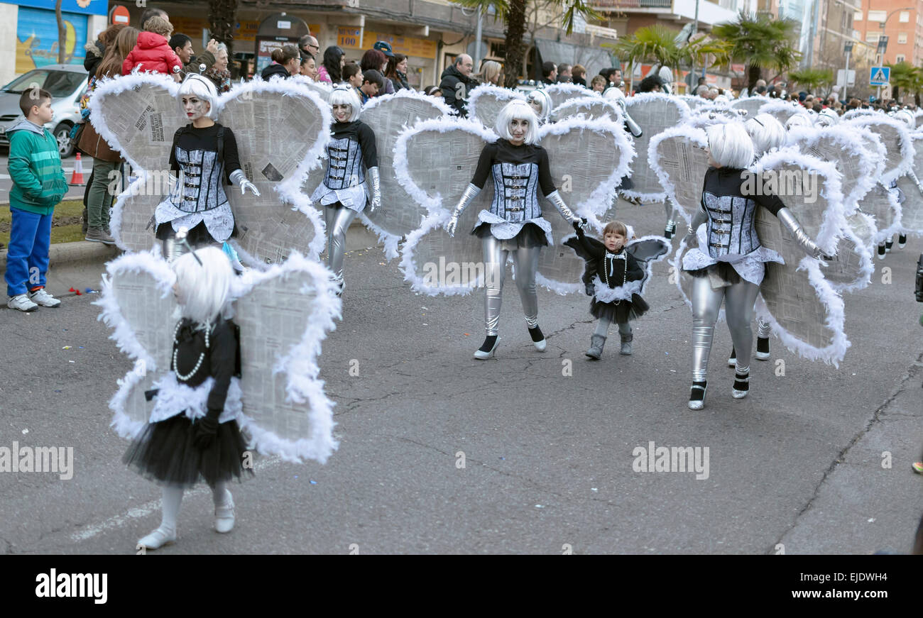 Unbekannte Menschen unbekannte Leute zu beobachten verkleidet des Schmetterlings, während Karneval messen. Stockfoto
