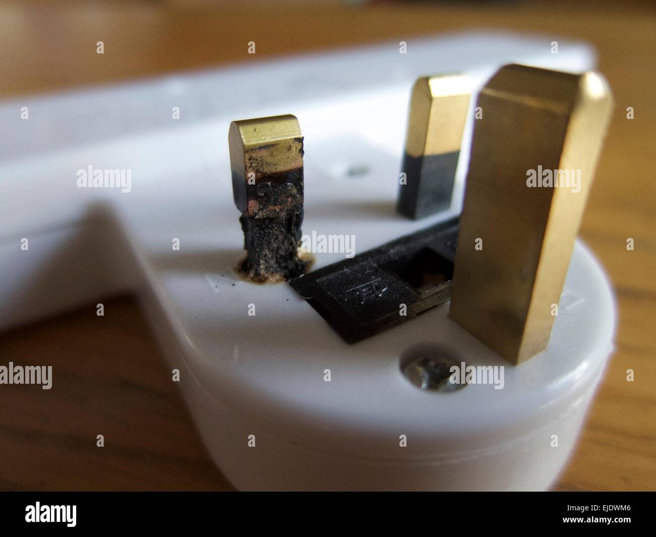 Verbrannten Stecker terminal auf live Pin zeigt Narben, schmelzen und Schäden Stockfoto