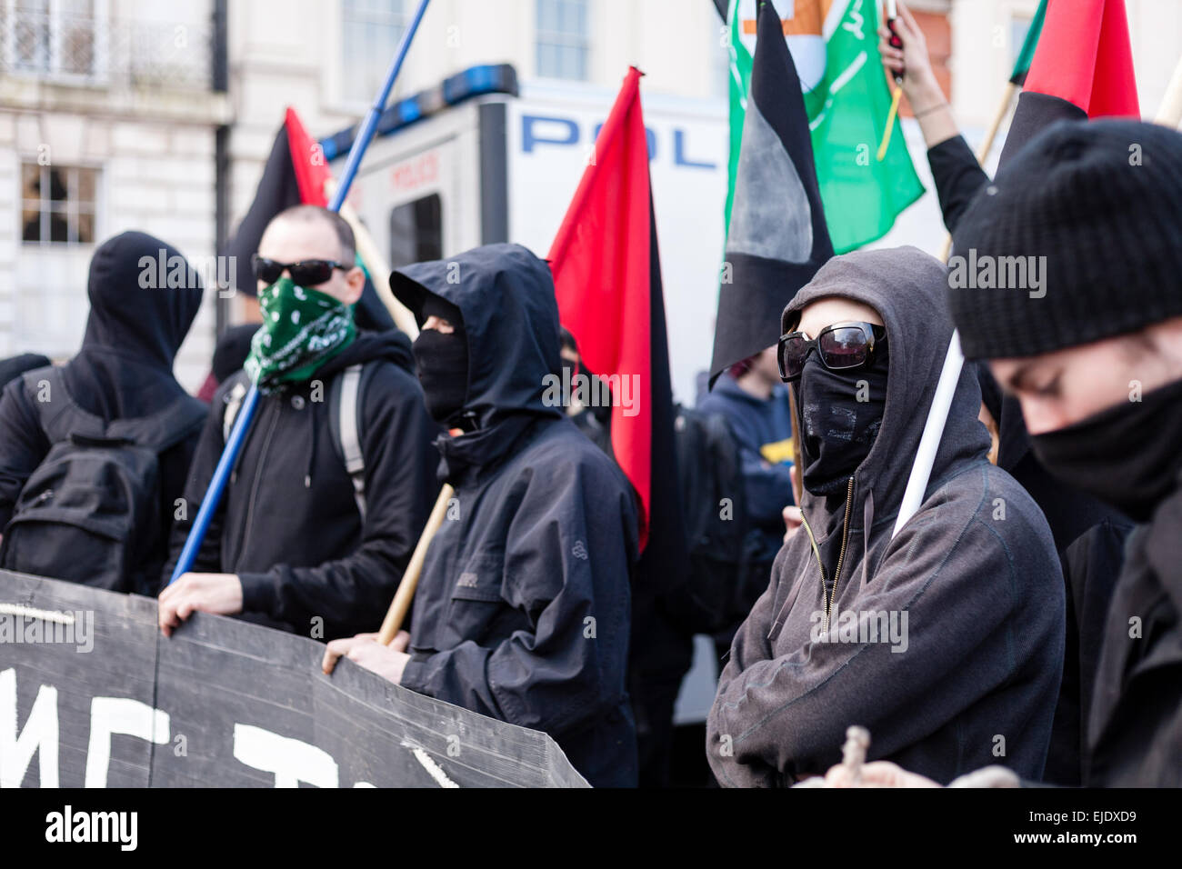 "Black Bloc" antikapitalistische Demonstranten versammeln sich in Lincoln es Inn Fields im Zentrum von London vor einen Klima-Änderung-Marsch Stockfoto