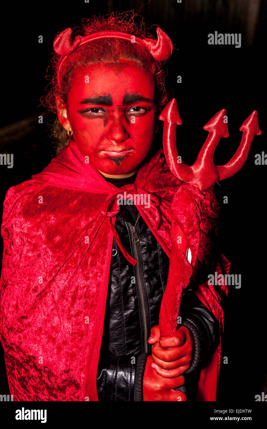 Eine Junge Mischlinge Madchen Verkleidet Als Teufel Halloween Sussex Uk Stockfotografie Alamy