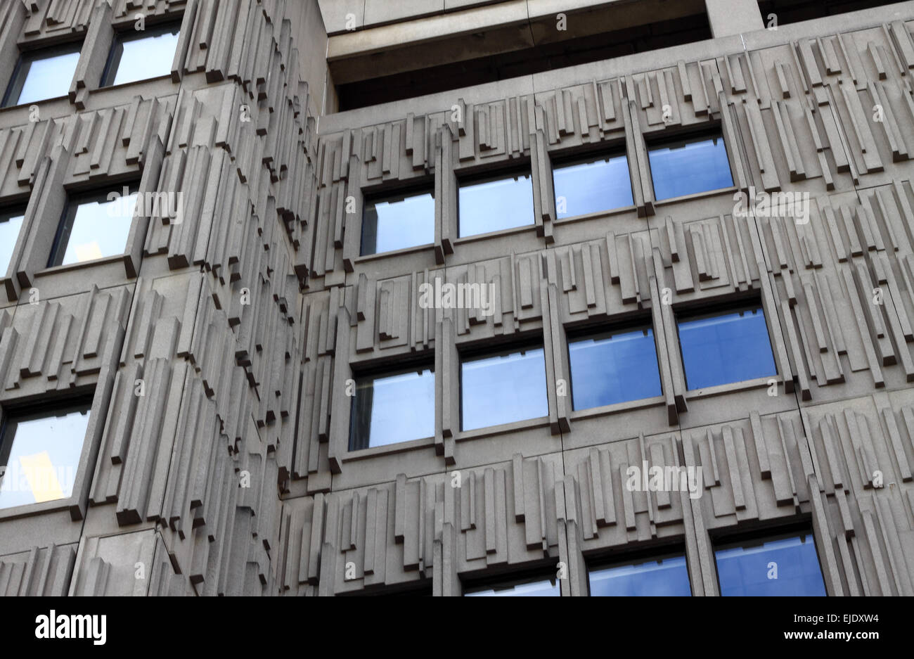 Brutalismus Architektur Beispiel von Wandbeschaffenheit und Fenstern, ein Gebäude an Universität von Toronto Stockfoto