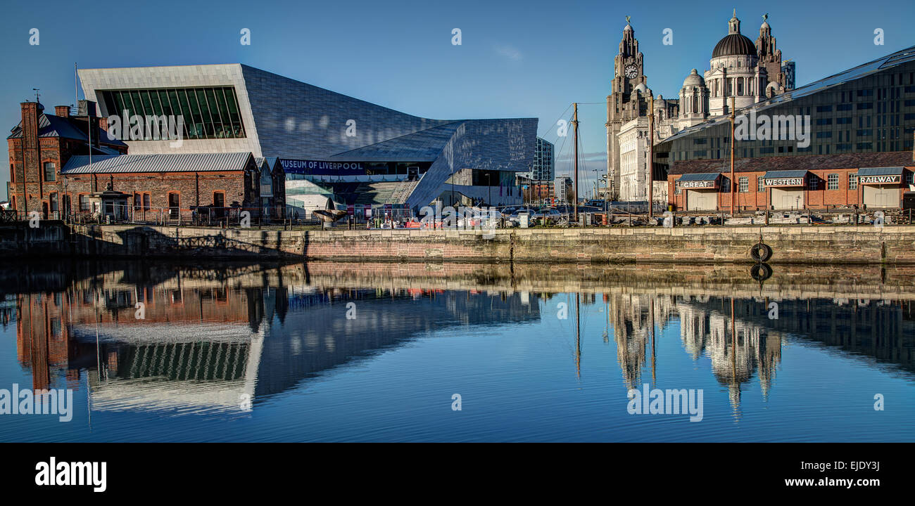 Alten & neue Gebäude an der Uferpromenade von Liverpool. Stockfoto